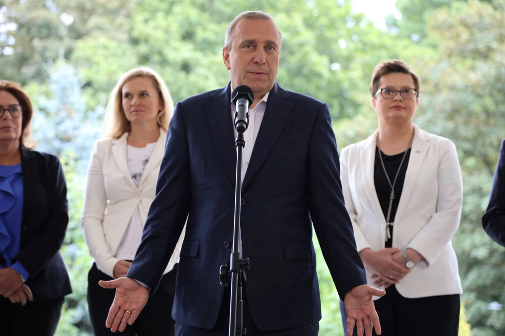 Przewodniczący PO Grzegorz Schetyna (C) oraz Barbara Nowacka ze stowarzyszenia Inicjatywa Polska (L) i przewodnicząca Nowoczesnej Katarzyna Lubnauer (P) podczas konferencji prasowej Przewodniczący PO Grzegorz Schetyna (C) oraz Barbara Nowacka ze stowarzyszenia Inicjatywa Polska (L) i przewodnicząca Nowoczesnej Katarzyna Lubnauer (P) podczas konferencji prasowej