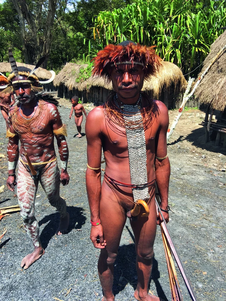 Wielu papuaskich mężczyzn nosi tylko koteki, czyli ochraniacze męskiego przyrodzenia 