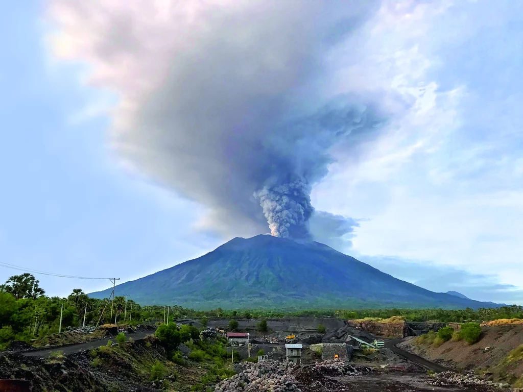 Życie w pobliżu wulkanu Agung na wschodnim wybrzeżu Bali to igranie z ogniem