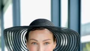 Weronika Książkiewicz w maju pokazała się publicznie, zasłaniając pod kapeluszem czarne, krótkie włosy