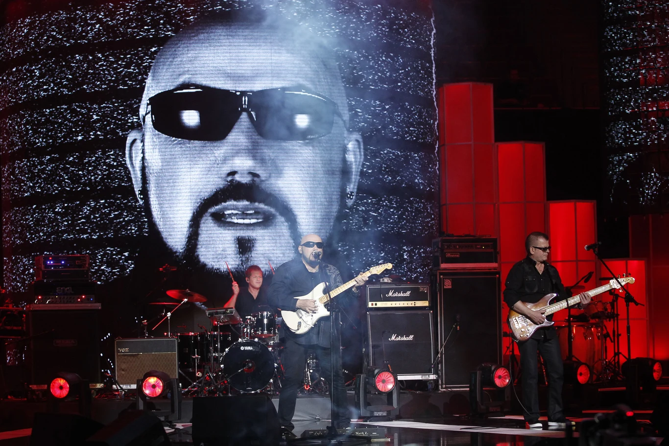 Skawiński podejmował współpracę z wieloma polskimi artystami i grupami, wśród których są: Robert Janson, Liroy, Golden Life, IRA, Acid Drinkers, Vader czy też Wanda Kwietniewska.