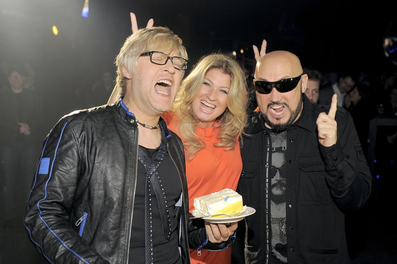 Na pytanie Łukasza Jakubiaka, czy brał narkotyki, Skawiński odpowiedział szczerze: "Też. Trwało to parę ładnych lat. Myślę, że spokojnie ze dwadzieścia. Mogę to dzisiaj szczerze powiedzieć, bo od paru lat jestem, powiedzmy, czysty zupełnie" - zaznaczył. Na zdjęciu: Artur Gadowski, Beata Kozidrak i Grzegorz Skawiński.