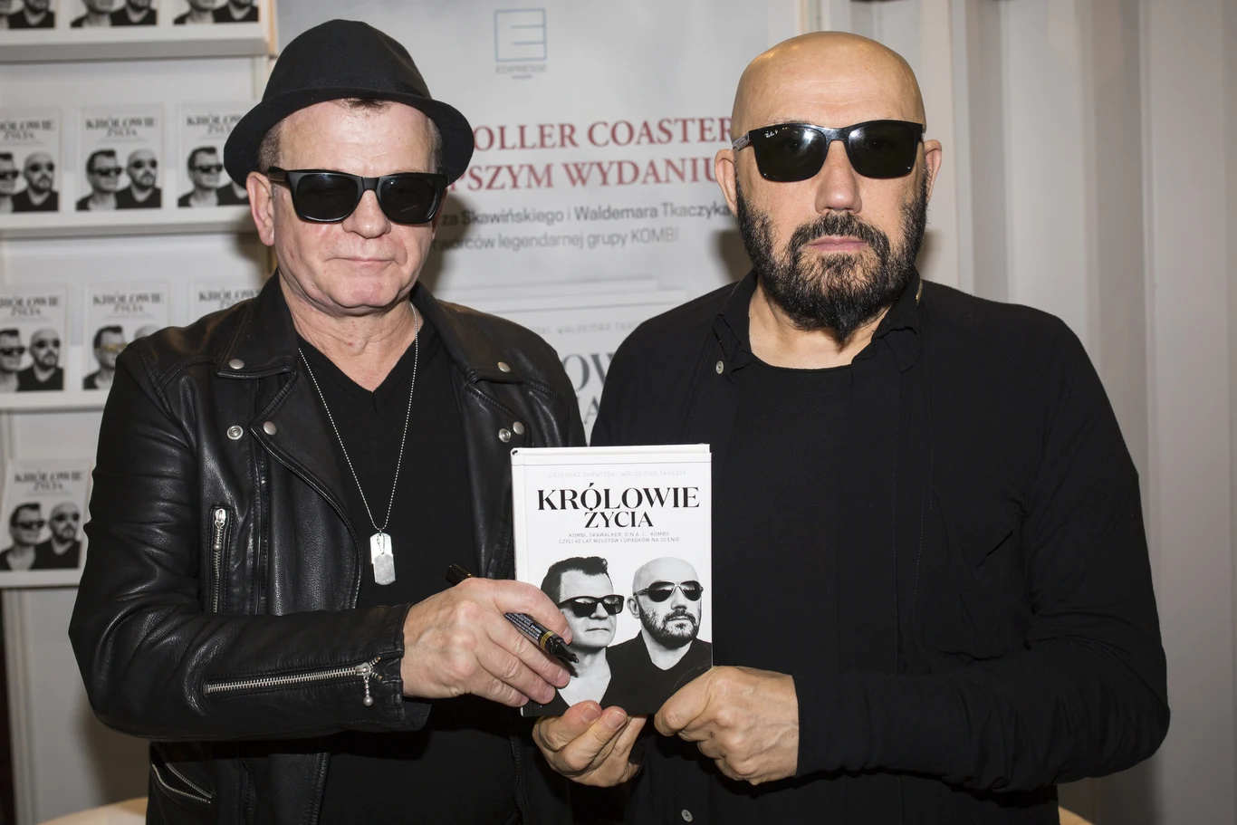 Muzyka rockowa towarzyszyła mu od najmłodszych lat. "Muszę powiedzieć, że w duszy gra mi wszystko. (…) Aczkolwiek, moją ulubioną muzyką, jako gitarzysty, człowieka, który muzycznie najpełniej wypowiada się na gitarze jest muzyka rockowa, która towarzyszy mi od najmłodszych lat, odkąd tylko pamiętam, od zawsze. Zawsze byłem wielkim fanem rocka i to się nie zmieniło, rock mi ciągle w duszy gra. A że życie jest pokręcone i wiedzie nas najróżniejszymi drogami robiłem i robię rozmaite inne projekty" - powiedział Skawiński. 