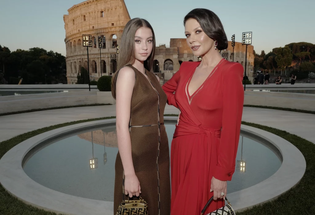 Catherine Zeta-Jones z córka na pokazie mody, fot. Rex Features/East News Catherine Zeta-Jones z córka na pokazie mody, fot. Rex Features/East News