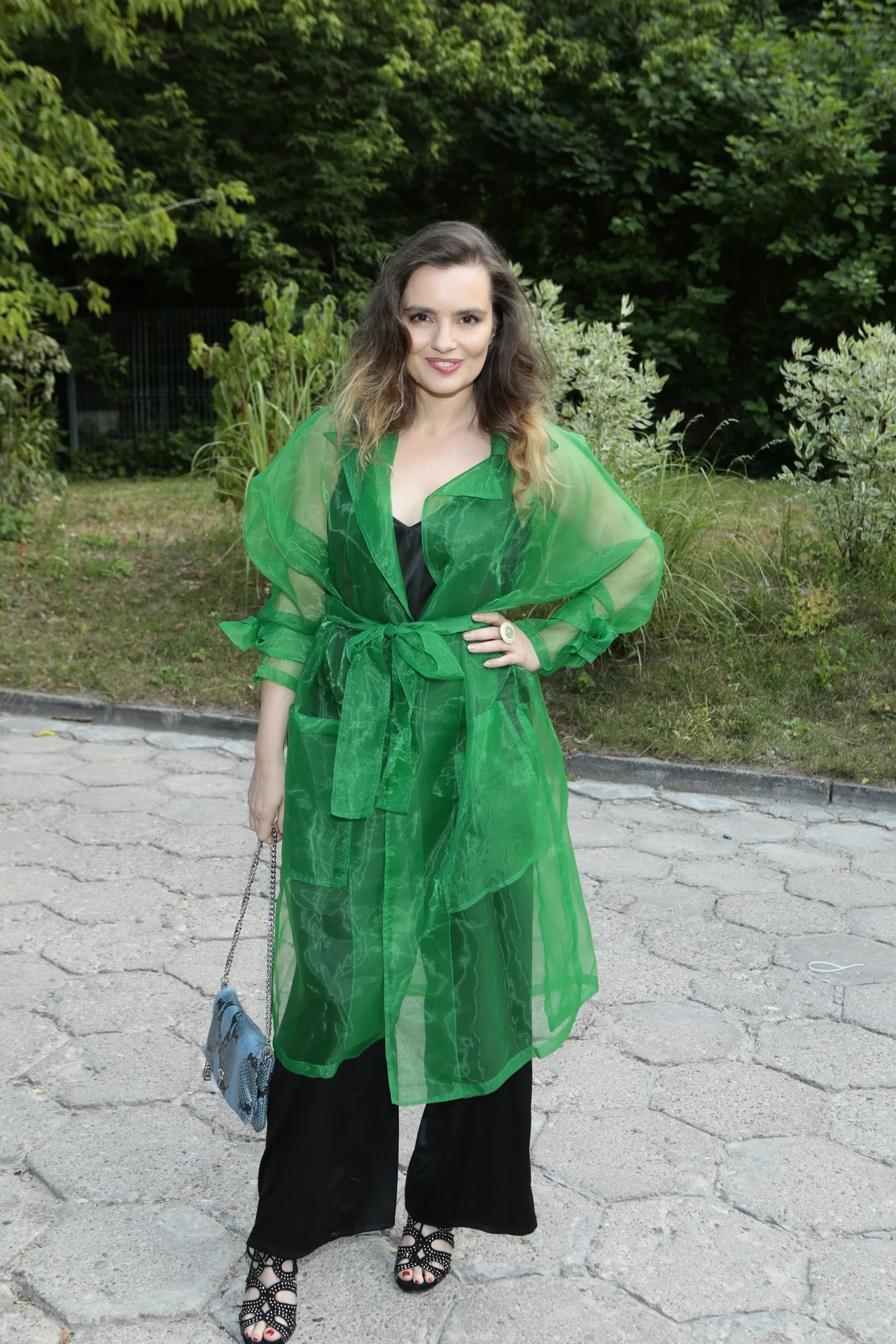 Niklińska postawiła bowiem na transparentny, obszerny, zielony płaszcz, do którego dobrała luźne, czarne spodnie i sandały na obcasie. Niklińska postawiła bowiem na transparentny, obszerny, zielony płaszcz, do którego dobrała luźne, czarne spodnie i sandały na obcasie.