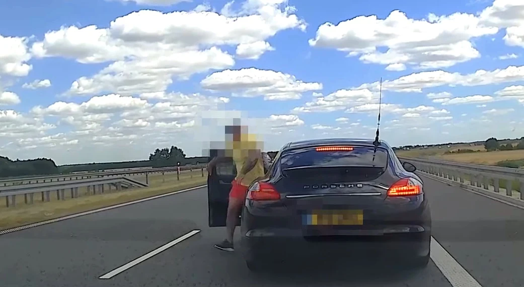 Kierowca porsche zatrzymał się na prawym pasie drogi S8 i ruszył do ataku Kierowca porsche zatrzymał się na prawym pasie drogi S8 i ruszył do ataku