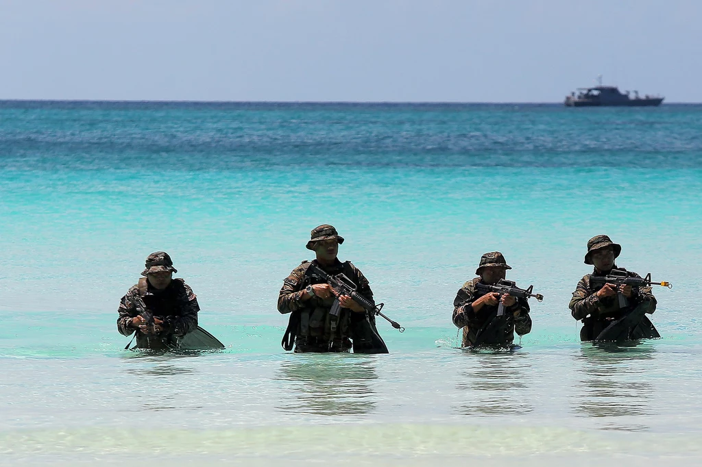 Ćwiczenia służb na wyspie Boracay na Filipinach Ćwiczenia służb na wyspie Boracay na Filipinach