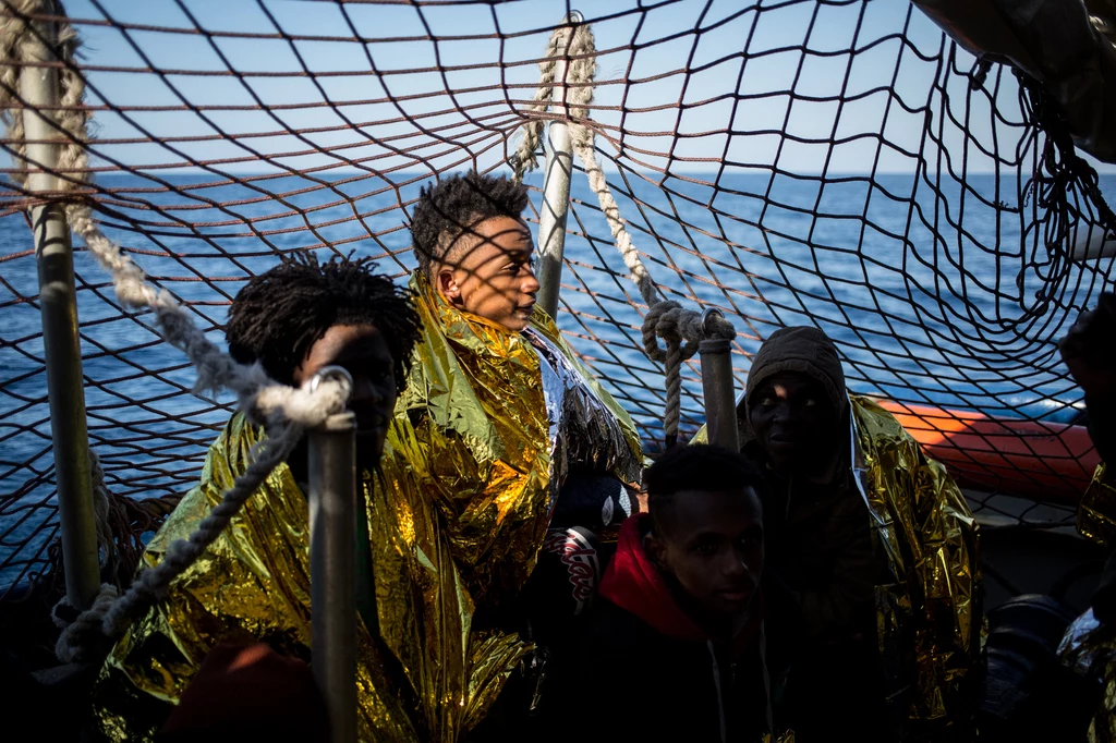 Statek z migrantami na Morzu Śródziemnym Statek z migrantami na Morzu Śródziemnym