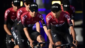 Egan Bernal (z prawej) i kolarze grupy INEOS