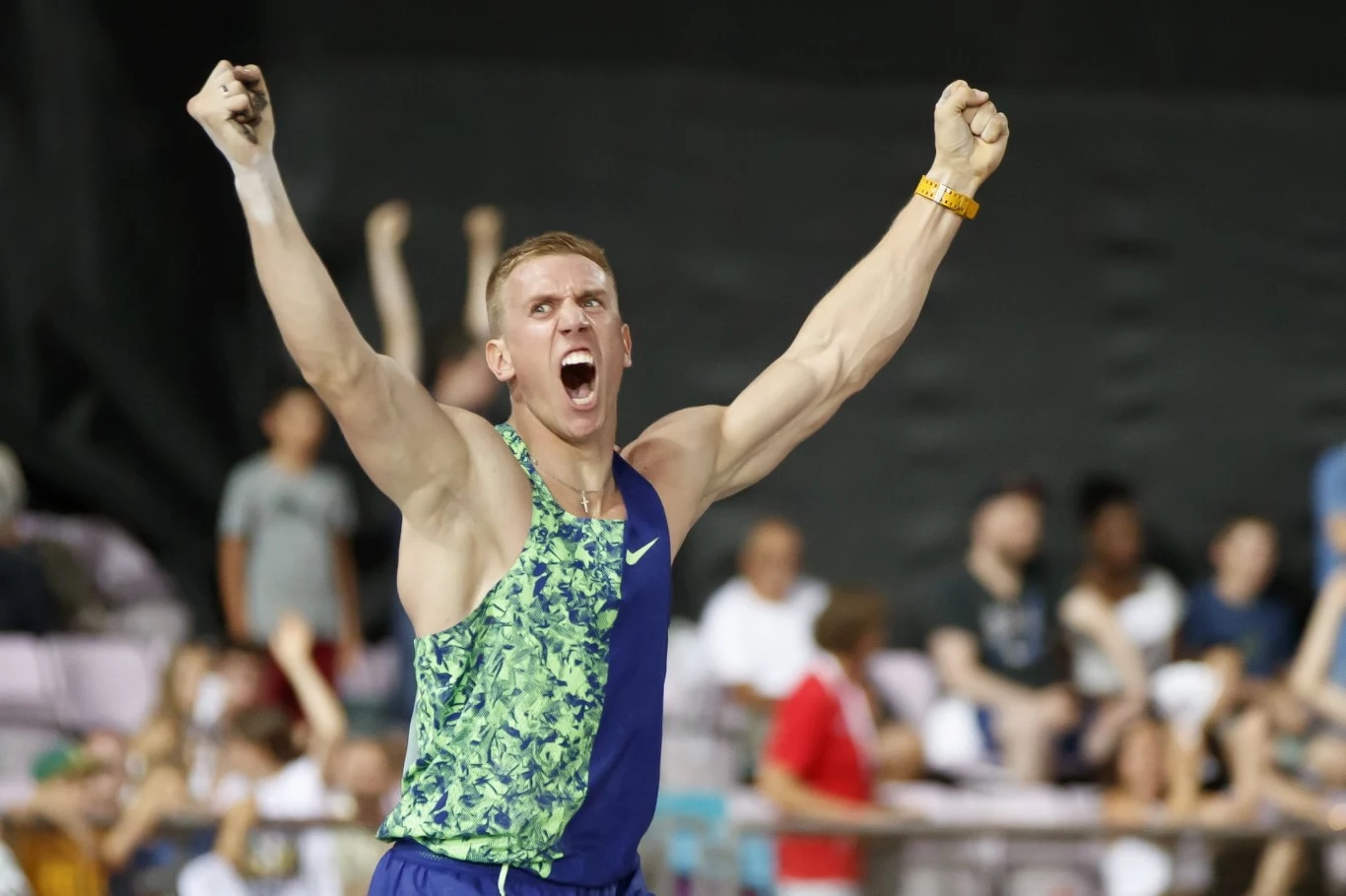 Piotr Lisek cieszy się z rekordowego skoku w Lozannie Piotr Lisek cieszy się z rekordowego skoku w Lozannie