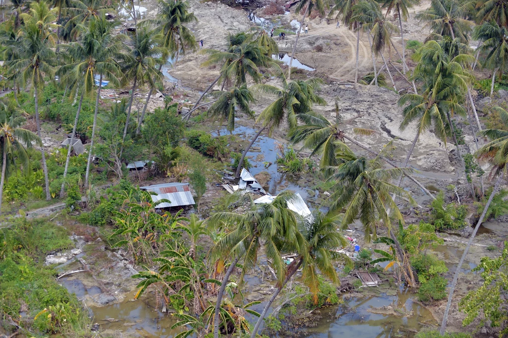 Zniszczenia po tsunami na Środkowym Sulawesi Zniszczenia po tsunami na Środkowym Sulawesi