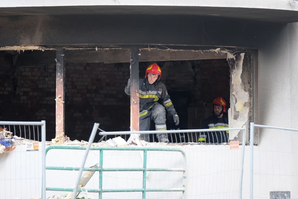 Miejsce wybuchu gazu, do którego doszło w sobotę (6 lipca) w kamienicy na ulicy Katowickiej w Bytomiu. W eksplozji zginęły trzy osoby, cztery zostały ranne. Na miejscu pracuje straż pożarna. Miejsce wybuchu gazu, do którego doszło w sobotę (6 lipca) w kamienicy na ulicy Katowickiej w Bytomiu. W eksplozji zginęły trzy osoby, cztery zostały ranne. Na miejscu pracuje straż pożarna.