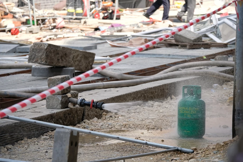 Miejsce wybuchu gazu, do którego doszło w sobotę (6 lipca) w kamienicy na ulicy Katowickiej w Bytomiu. W eksplozji zginęły trzy osoby, cztery zostały ranne. Na miejscu pracuje straż pożarna. Miejsce wybuchu gazu, do którego doszło w sobotę (6 lipca) w kamienicy na ulicy Katowickiej w Bytomiu. W eksplozji zginęły trzy osoby, cztery zostały ranne. Na miejscu pracuje straż pożarna.