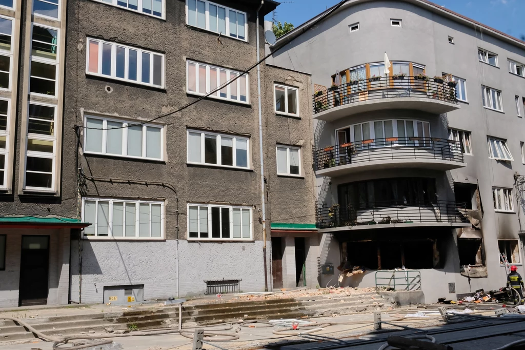 Miejsce wybuchu gazu, do którego doszło w sobotę (6 lipca) w kamienicy na ulicy Katowickiej w Bytomiu. W eksplozji zginęły trzy osoby, cztery zostały ranne. Na miejscu pracuje straż pożarna. Miejsce wybuchu gazu, do którego doszło w sobotę (6 lipca) w kamienicy na ulicy Katowickiej w Bytomiu. W eksplozji zginęły trzy osoby, cztery zostały ranne. Na miejscu pracuje straż pożarna.