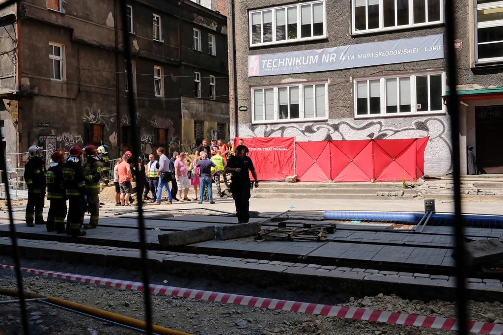 Miejsce wybuchu gazu, do którego doszło w sobotę (6 lipca) w kamienicy na ulicy Katowickiej w Bytomiu. W eksplozji zginęły trzy osoby, cztery zostały ranne. Na miejscu pracuje straż pożarna. Miejsce wybuchu gazu, do którego doszło w sobotę (6 lipca) w kamienicy na ulicy Katowickiej w Bytomiu. W eksplozji zginęły trzy osoby, cztery zostały ranne. Na miejscu pracuje straż pożarna.