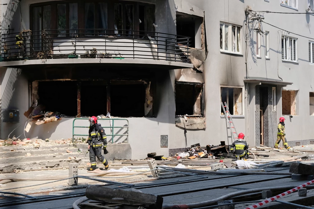 Miejsce wybuchu gazu, do którego doszło w sobotę (6 lipca) w kamienicy na ulicy Katowickiej w Bytomiu. W eksplozji zginęły trzy osoby, cztery zostały ranne. Na miejscu pracuje straż pożarna. Miejsce wybuchu gazu, do którego doszło w sobotę (6 lipca) w kamienicy na ulicy Katowickiej w Bytomiu. W eksplozji zginęły trzy osoby, cztery zostały ranne. Na miejscu pracuje straż pożarna.