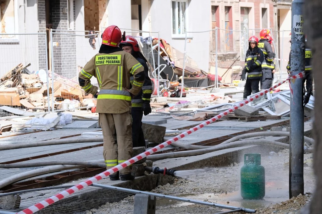 Miejsce wybuchu gazu, do którego doszło w sobotę (6 lipca) w kamienicy na ulicy Katowickiej w Bytomiu. W eksplozji zginęły trzy osoby, cztery zostały ranne. Na miejscu pracuje straż pożarna. Miejsce wybuchu gazu, do którego doszło w sobotę (6 lipca) w kamienicy na ulicy Katowickiej w Bytomiu. W eksplozji zginęły trzy osoby, cztery zostały ranne. Na miejscu pracuje straż pożarna.