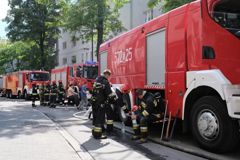 Miejsce wybuchu gazu, do którego doszło w sobotę (6 lipca) w kamienicy na ulicy Katowickiej w Bytomiu. W eksplozji zginęły trzy osoby, cztery zostały ranne. Na miejscu pracuje straż pożarna. Miejsce wybuchu gazu, do którego doszło w sobotę (6 lipca) w kamienicy na ulicy Katowickiej w Bytomiu. W eksplozji zginęły trzy osoby, cztery zostały ranne. Na miejscu pracuje straż pożarna.