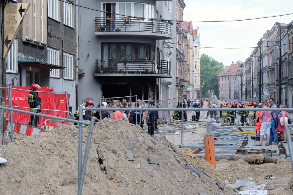 Miejsce wybuchu gazu, do którego doszło w sobotę (6 lipca) w kamienicy na ulicy Katowickiej w Bytomiu. W eksplozji zginęły trzy osoby, cztery zostały ranne. Na miejscu pracuje straż pożarna. Miejsce wybuchu gazu, do którego doszło w sobotę (6 lipca) w kamienicy na ulicy Katowickiej w Bytomiu. W eksplozji zginęły trzy osoby, cztery zostały ranne. Na miejscu pracuje straż pożarna.