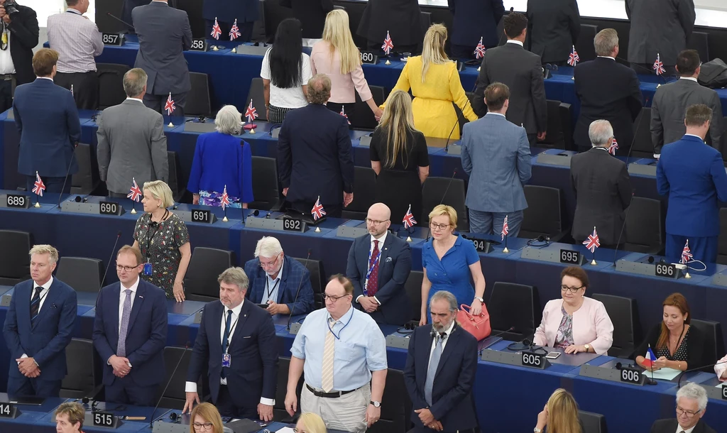 Protest brytyjskich deputowanych w trakcie "Ody do radości"; widać również eurodeputowanych PiS, którzy siedzą Protest brytyjskich deputowanych w trakcie "Ody do radości"; widać również eurodeputowanych PiS, którzy siedzą