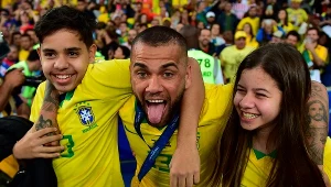 Dani Alves ze swoimi dziećmi. Ma powody do zadowolenia.