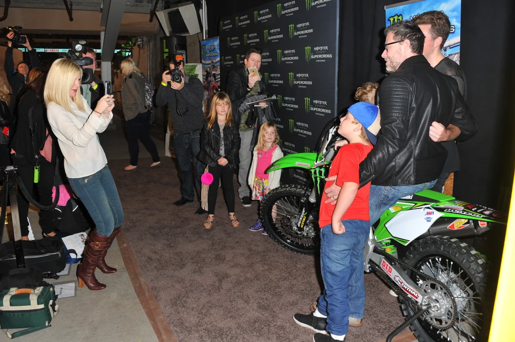 Tori Spelling robi zdjęcie mężowi i dzieciom