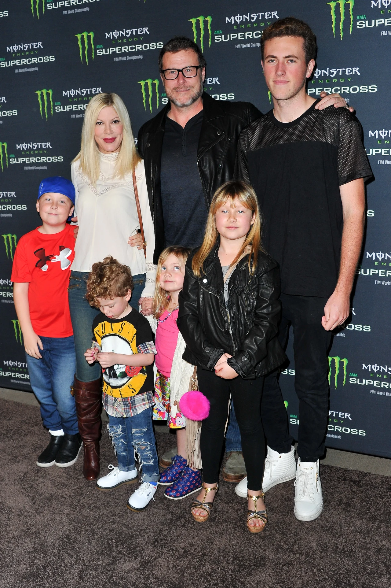 Tori Spelling i Dean McDermott z dziećmi