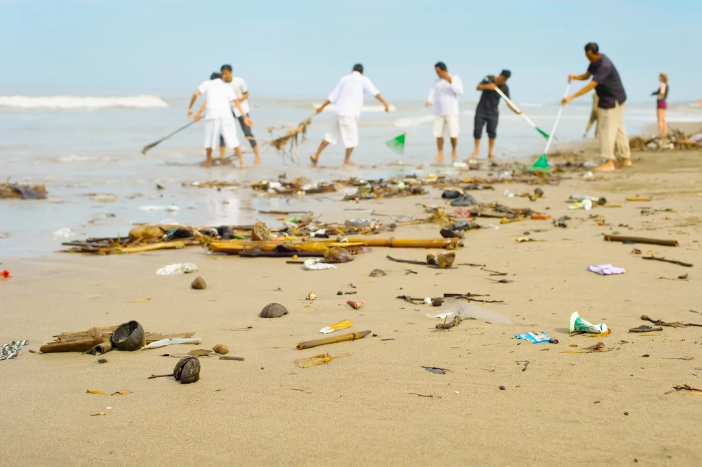 Aby doraźnie zwalczyć problem zalegających na Bali śmieci, zorganizowano ogromną akcję sprzątania wybrzeża