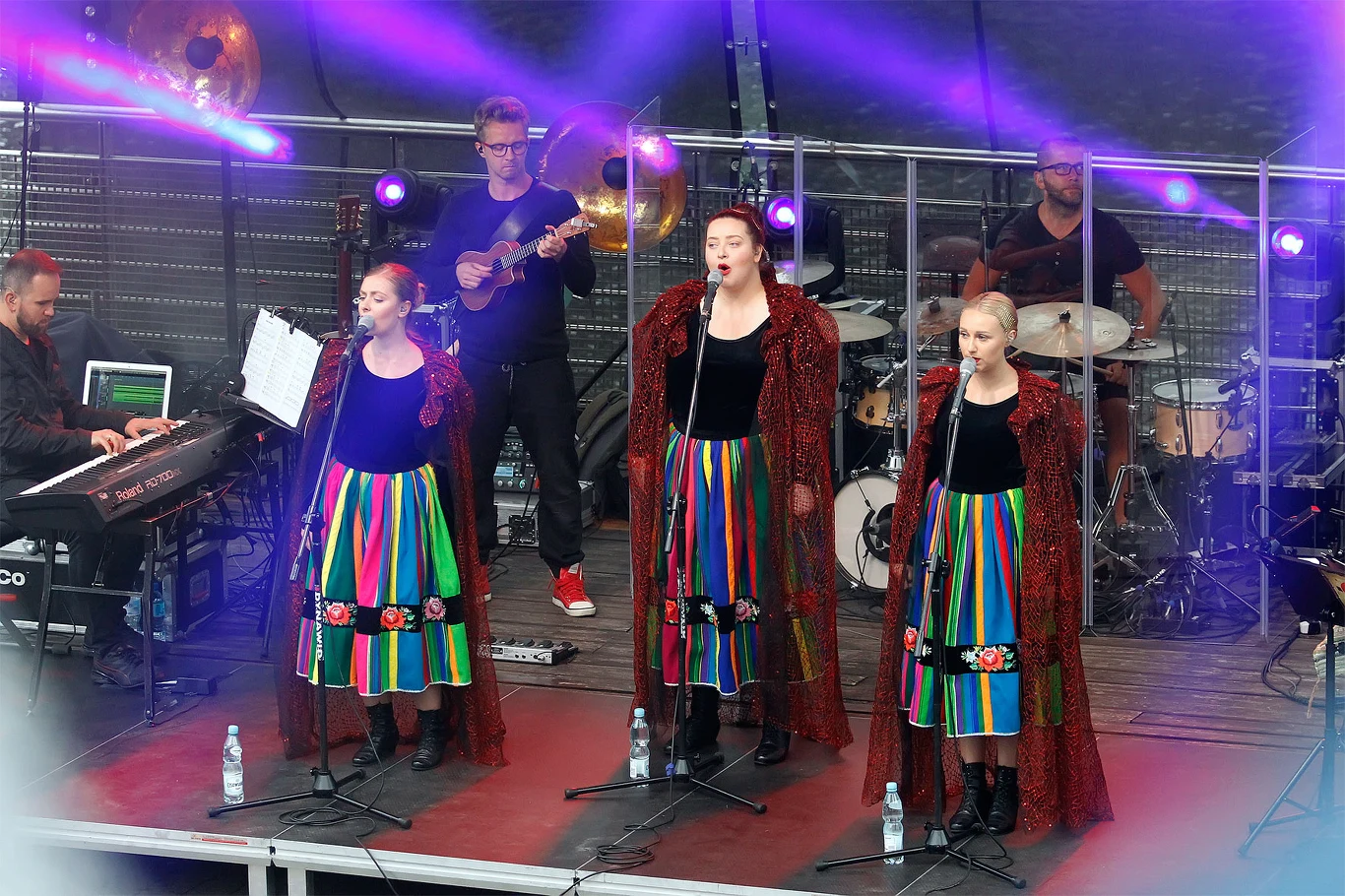 W maju 2018 roku grupa wydała swój debiutancki album zatytułowany "Tulia". Znalazły się na nim nowe wersje piosenek m.in. Seweryna Krajewskiego, Wilków, Kayah i Ani Dąbrowskiej. 
