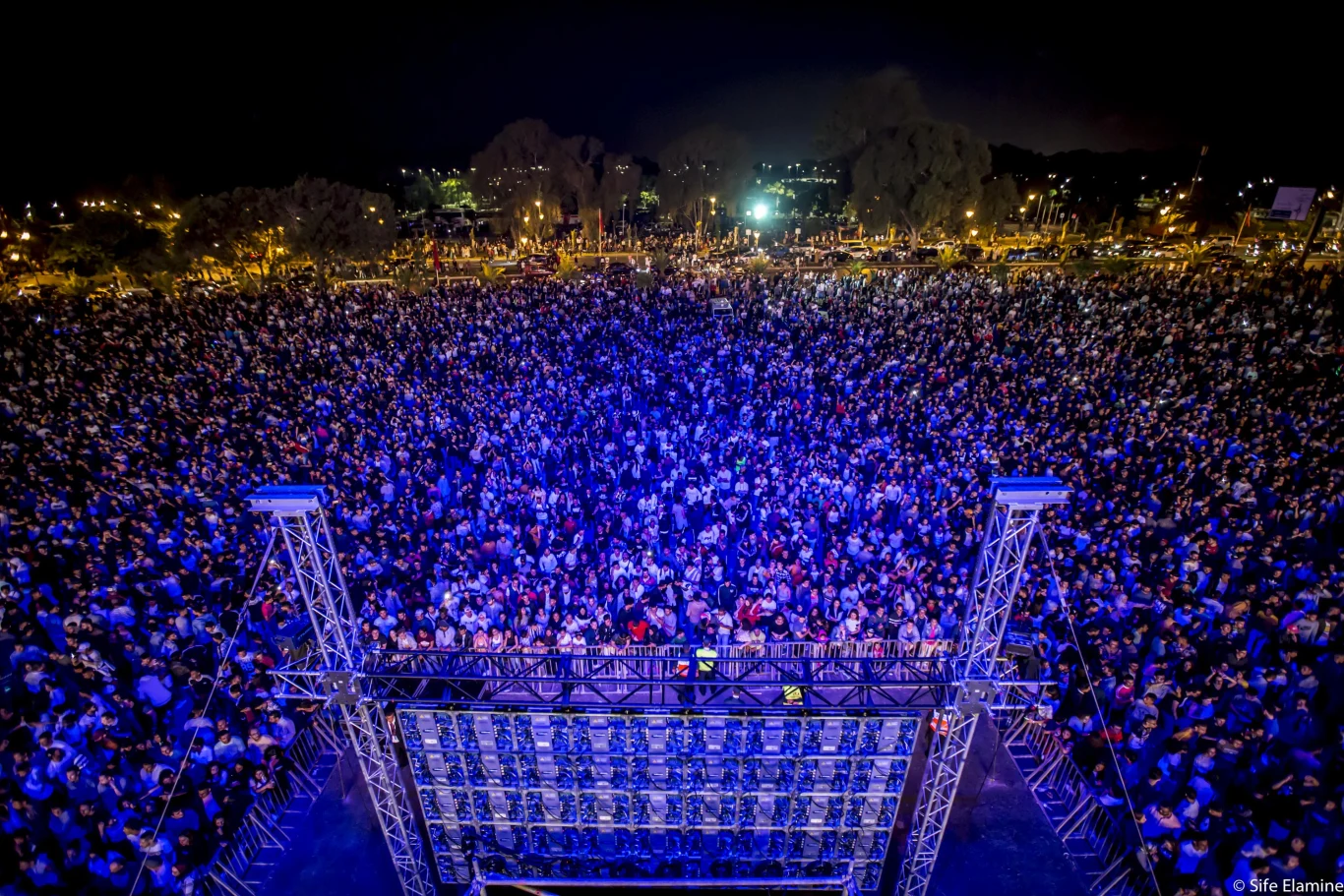 Jeden koncert na największej scenie potrafi zgromadzić 200 tys. ludzi.
