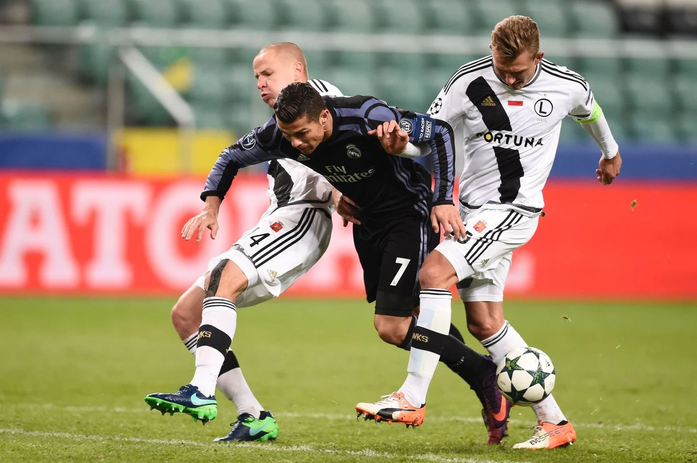 Ostatnim polskim klubem, który wystąpił w fazie grupowej LM, była Legia Ostatnim polskim klubem, który wystąpił w fazie grupowej LM, była Legia