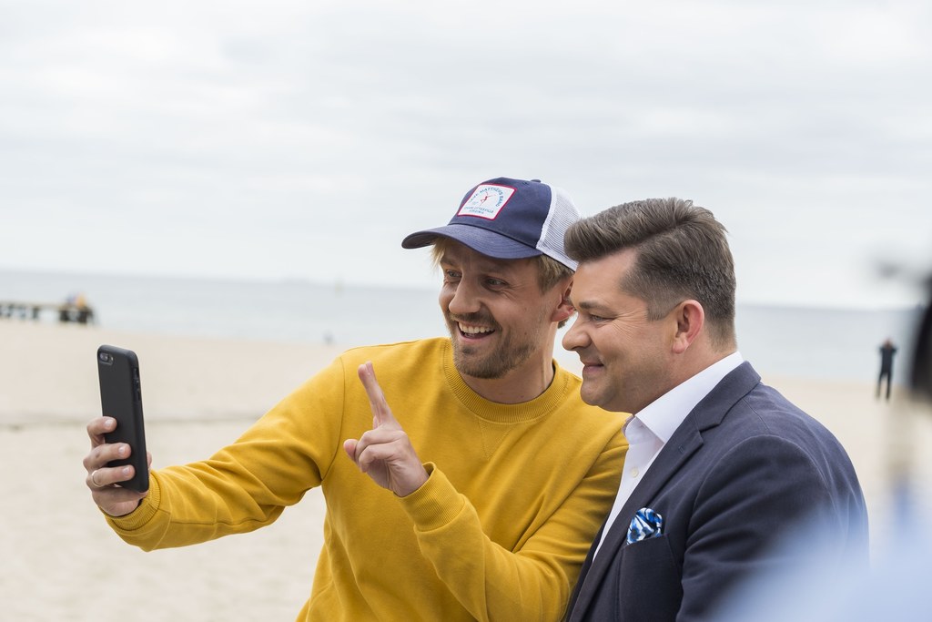 Paweł Domagała zapowiada nową płytę. Na zdjęciu robi sobie selfie z Zenkiem Martyniukiem w Sopocie