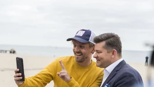 Paweł Domagała zapowiada nową płytę. Na zdjęciu robi sobie selfie z Zenkiem Martyniukiem w Sopocie