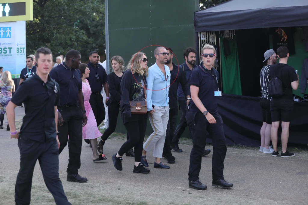 Adlele za rękę z tajemniczym mężczyzną