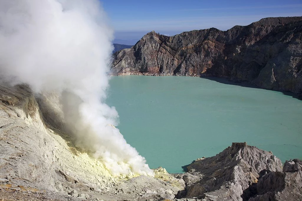 Turkusowe jezioro Kawah Ijen to przepiękny widok, ale powietrze wokół wypełnione jest szkodliwymi gazami