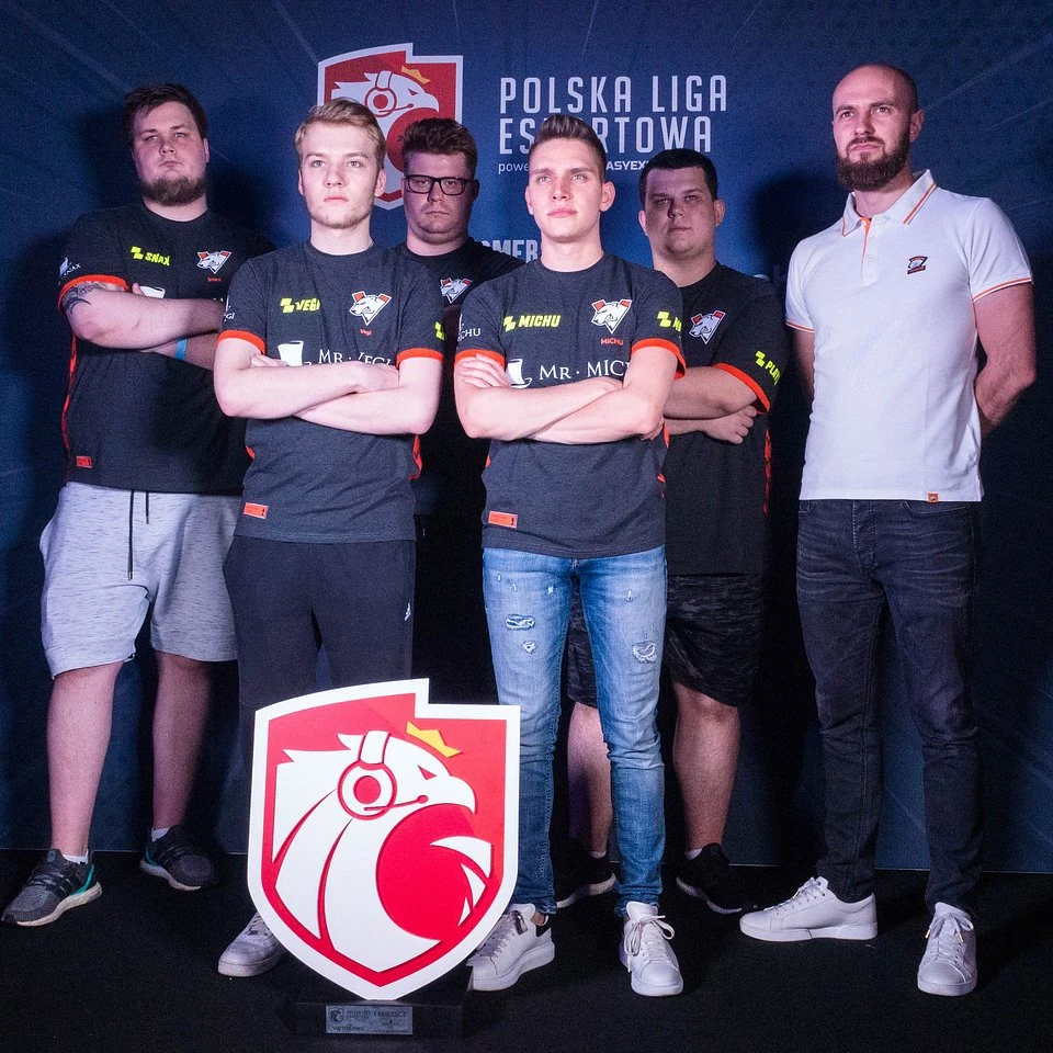 Powrót legendy na szczyt - tak w skrócie można opisać wydarzenia, które miały miejsce podczas finału Polskiej Ligi Esportowej Wiosna 2019. W rozgrywkach na żywo zmierzyły się najlepsze drużyny znad Wisły, a ich rywalizację w szczytowym momencie śledziło ponad 25 tysięcy kibiców online! W tegorocznych zmaganiach mogliśmy zobaczyć debiutującą w Polskiej Lidze Esportowej ekipę Virtus.pro, która nie miała sobie równych i wywalczyła pierwsze miejsce na podium. 