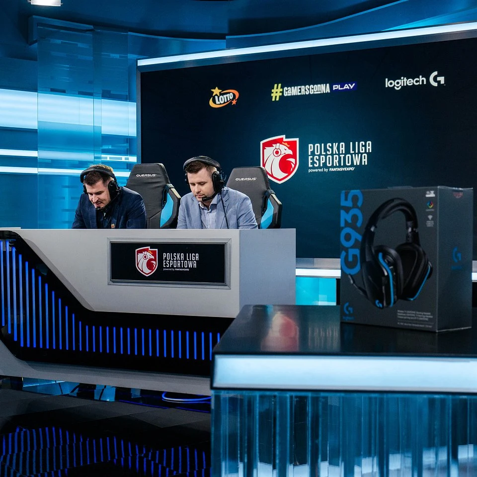 Studio w telewizyjnej jakości Jedną z innowacji czekających na widzów finałów Wiosna 2019 było zupełnie nowe studio komentatorskie. Przygotowanie “casterki” stanęło na najwyższym poziomie. Studio śmiało można określić jako jedno z najbardziej profesjonalnych esportowych stanowisk komentatorskich, które w żadnym stopniu nie odbiegało od tych, przygotowanych na potrzeby analizy tradycyjnych sportów.