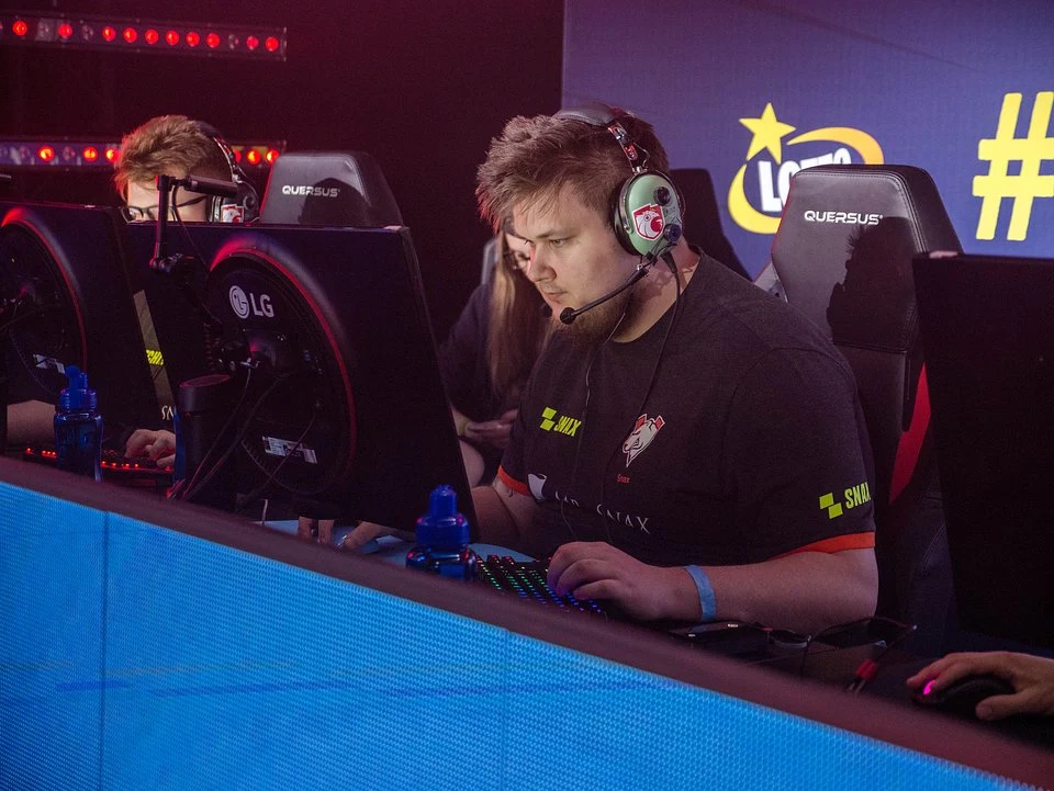 Obaj zawodnicy mogą pochwalić się wspólnym występem na katowickim Majorze w 2014 roku, gdzie stojąc ramię w ramię w barwach Virtus.pro, zajęli najwyższe miejsce na podium. Tym razem, stanęli naprzeciwko siebie i po wyrównanej walce w finałowym meczu Polskiej Ligi Esportowej puchar podnieśli reprezentanci Virtus.pro, stając się nowym mistrzem Sezonu Wiosna 2019. 