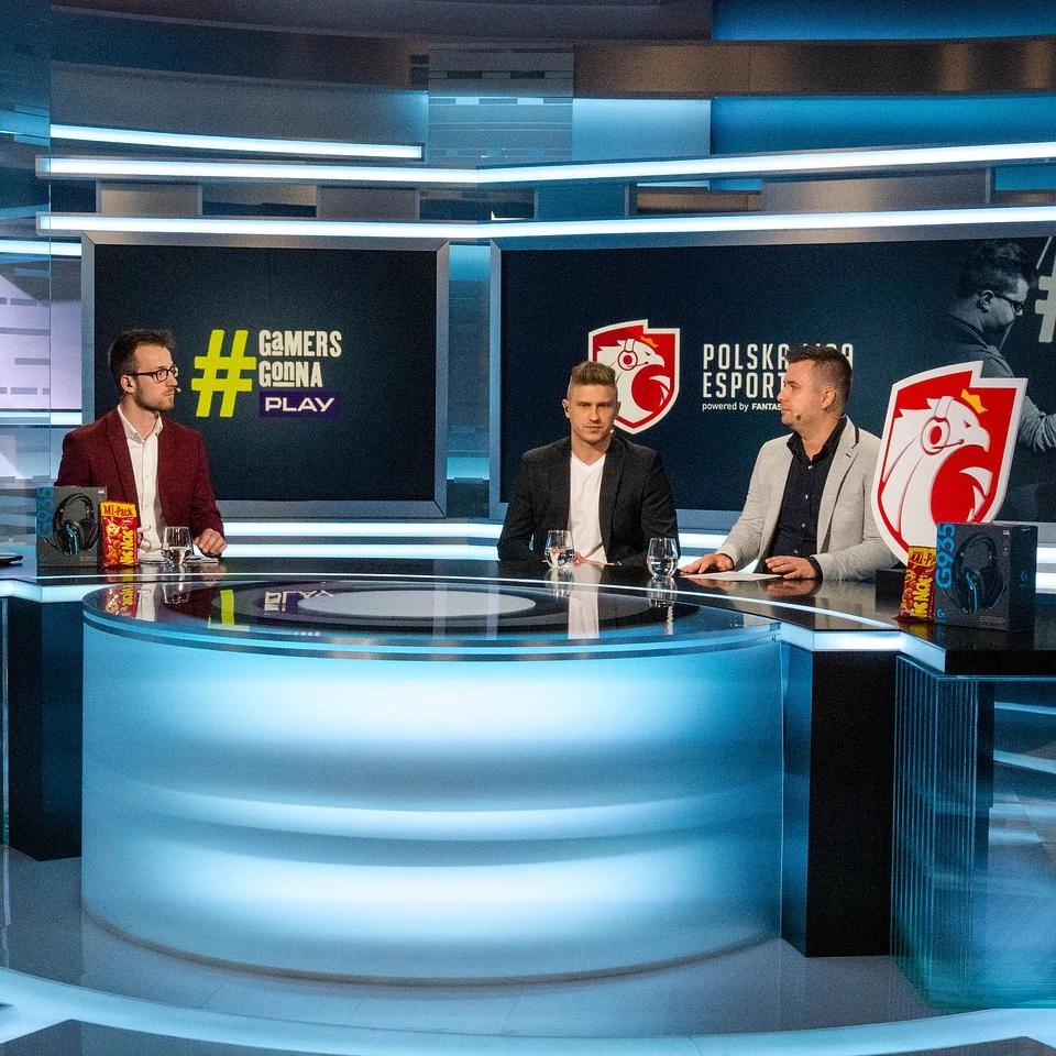 "Rozgrywki Polskiej Ligi Esportowej już trzeci rok z rzędu zapewniają niesamowite widowisko esportowe. W niedzielnych półfinałach mogliśmy nie tylko zobaczyć absolutny “top” polskiej sceny CS:GO, ale również powrót na szczyt legendarnej formacji Virtus.pro będącej najbardziej rozpoznawalną polską drużyną na arenie międzynarodowej. Wszystkim zespołom biorącym udział w zmaganiach serdecznie gratuluję i już teraz zapraszam do rywalizacji w Sezonie Jesień 2019" - komentuje Lena Bortko, Brand Manager Polskiej Ligi Esportowej.