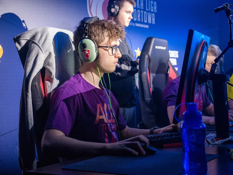 Całość finałowych zmagań relacjonowała ekipa w składzie: Piotr "Izak" Skowyrski, Paweł "Saju" Pawełczak, Radek "Mad1" Florkowski, Olek "vuzzey" Kłos, jeden z najbardziej utytułowanych graczy poprzednich sezonów Polskiej Ligi Esportowej Grzegorz "SZPERO" Dziamałek, zwycięzca zeszłorocznej Akademii Casterów Kamil "dziukens" Dziuk oraz Filip „Testree” Mątowski jako konferansjer całej imprezy.