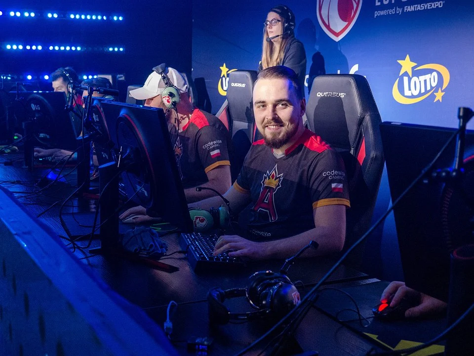 "Przygotowując finały Polskiej Ligi Esportowej, zawsze stawiamy na osiągnięcie jak najlepszej jakości. Stworzenie nowej odsłony studia dla komentatorów i analityków spotkało się z bardzo ciepłym przyjęciem, zarówno przez specjalistów, jak i kibiców śledzących relację online. Transmisje oraz realizację komentatorskie z dużych imprez sportów tradycyjnych, zawsze były dla nas wyznacznikiem profesjonalizmu oraz wysokiej jakości. Ponownie udało nam się stanąć na najwyższym poziomie nie odbiegając od światowego poziomu realizacji" - mówi Justyna Oracz, Head of Brands, FantasyExpo. 