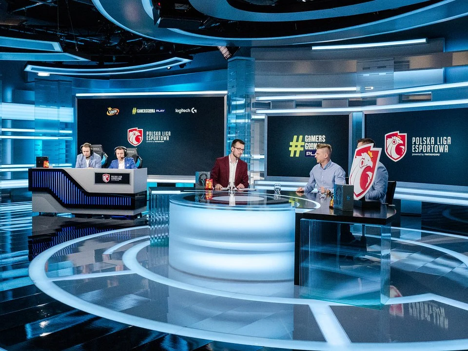 TaZ kontra Snax Finałowe starcie Sezonu Wiosna 2019 Polskiej Ligi Esportowej stanowiło nie lada gratkę dla wszystkich fanów Virtus.pro. W ostatnim meczu niedzielnego wieczoru nie tylko mogliśmy obserwować powrót na szczyt legendarnej formacji, ale również pojedynek Wiktora "TaZa" Wojtasa w składzie Aristocracy, oraz Janusza “Snaxa” Pogorzelskiego w brawach “Niedźwiedzi”.