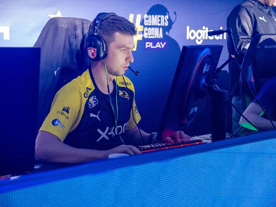 Finałowe rozgrywki mogliśmy śledzić 6 oraz 7 lipca bieżącego roku. Rozgrywki finałowe odbyły się w warszawskim studiu telewizyjnym. Zmaganiom towarzyszyła również transmisja online, którą można było śledzić na kanale najpopularniejszego polskiego komentatora esportowego Piotra “Izaka” Skowyrskiego.