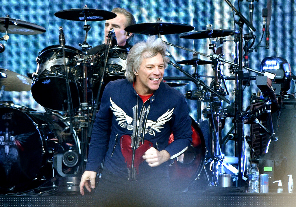 Jon Bon Jovi (w tle perkusista Tico Torres) podczas koncertu Bon Jovi w Liverpoolu - 19 czerwca 2019 r.