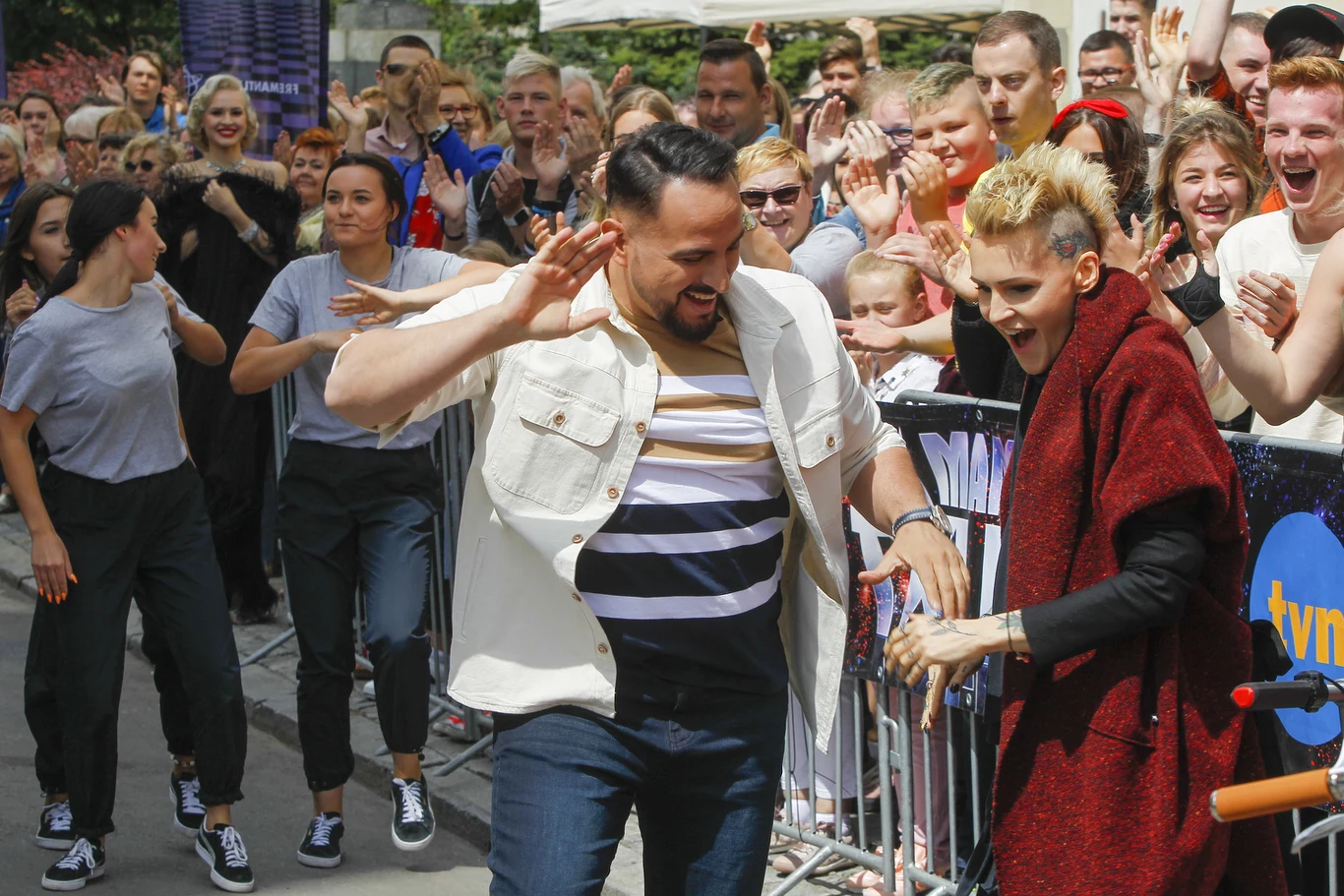 Agustin Egurrola i Agnieszka Chylińska przed tłumami oczekującymi na przesłuchanie do "Mam talent".