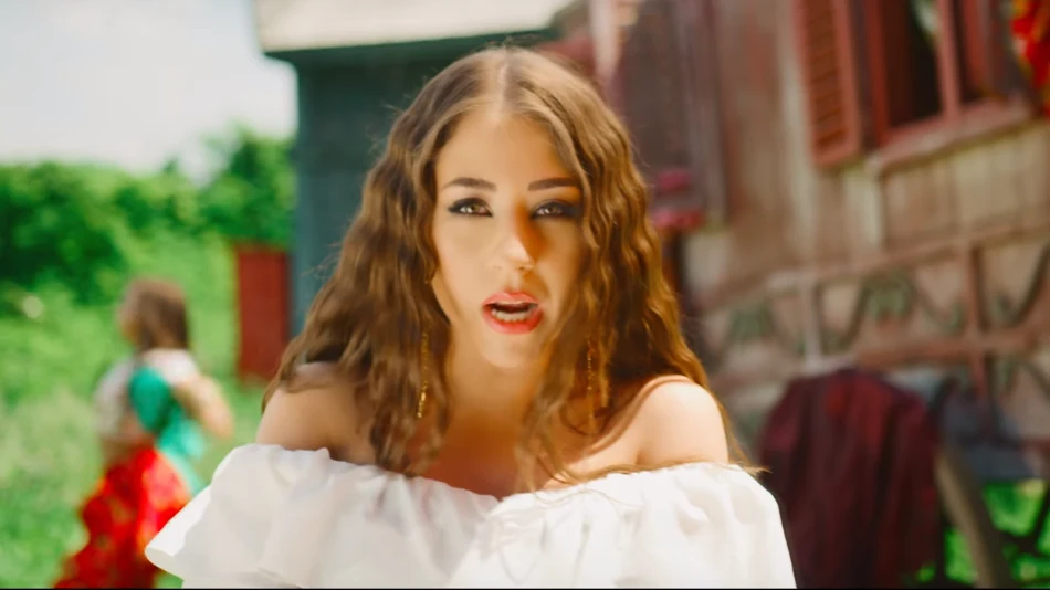 Nicole Cherry w teledysku Si Me Quieres" rumuńskiej grupy Akcent Nicole Cherry w teledysku Si Me Quieres" rumuńskiej grupy Akcent