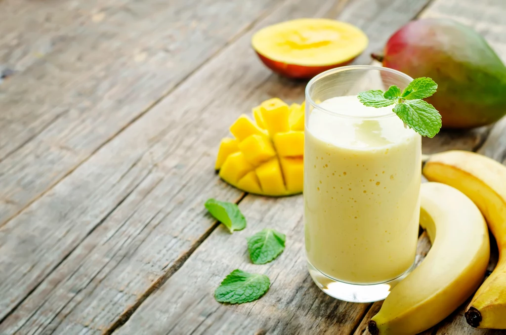 Smoothie na bazie świeżych warzyw i owoców zbawiennie wpływają na układ pokarmowy Smoothie na bazie świeżych warzyw i owoców zbawiennie wpływają na układ pokarmowy