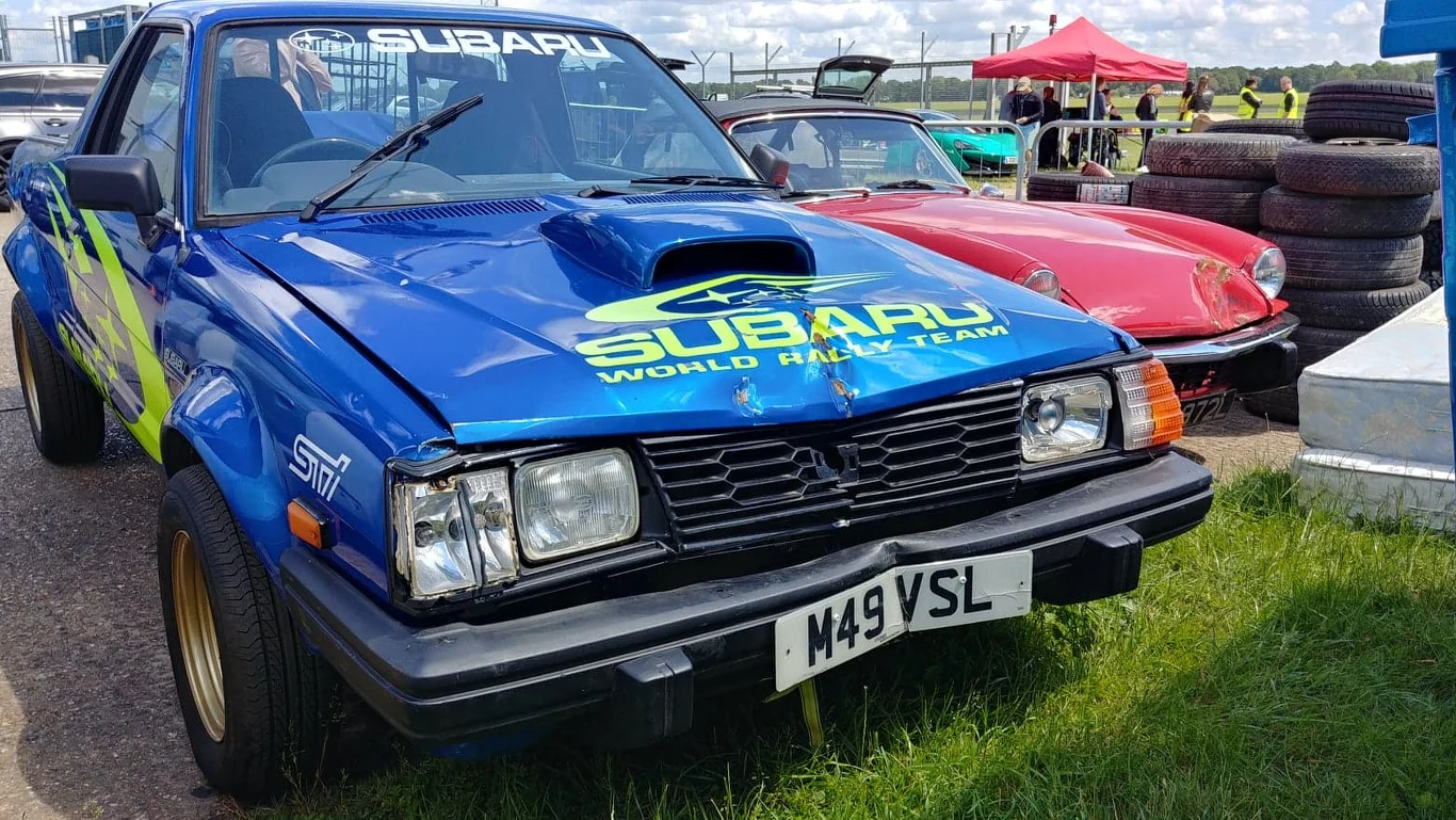 Subaru brat nie miało lekko. "Freddy" przywalił nim w stragan na targu
