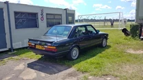 BMW e28 M5, którym na plan przyjechał Chris Harris