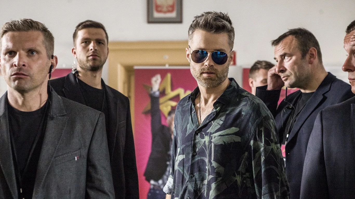 Skandal jest na rękę producentowi (Tomasz Karolak), który decyduje o zakwalifikowaniu Ostrej do dalszego etapu show. 